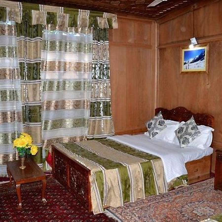 Montreal Group Of Houseboats Hotel Srinagar  Bagian luar foto