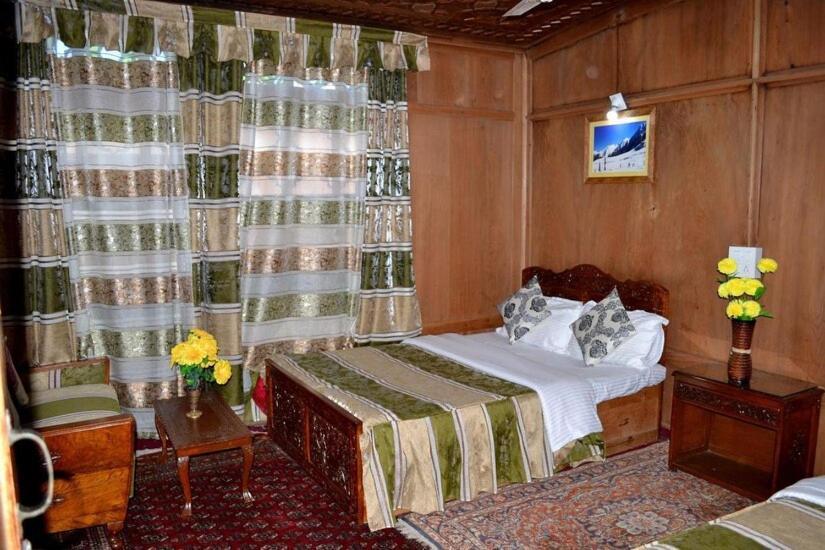 Montreal Group Of Houseboats Hotel Srinagar  Bagian luar foto